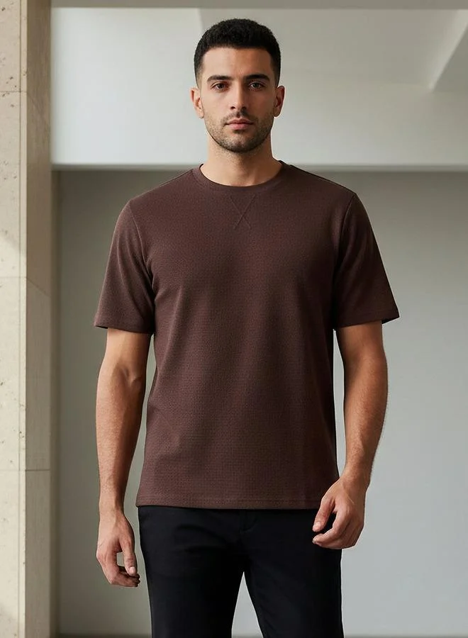 ايكونيك تيشيرت رجالي بقصة عادية وياقة دائرية وأكمام قصيرة بنقش بارز